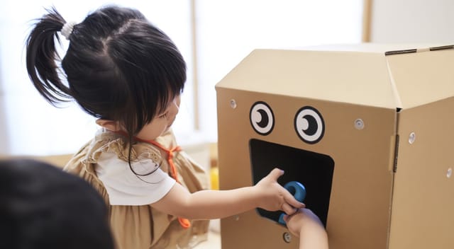 お片付けをエンタメ化する“しゃべるおもちゃばこ”