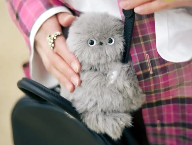 ファッションとロボティクスを掛け合わせた「ちら見」するチャームロボット