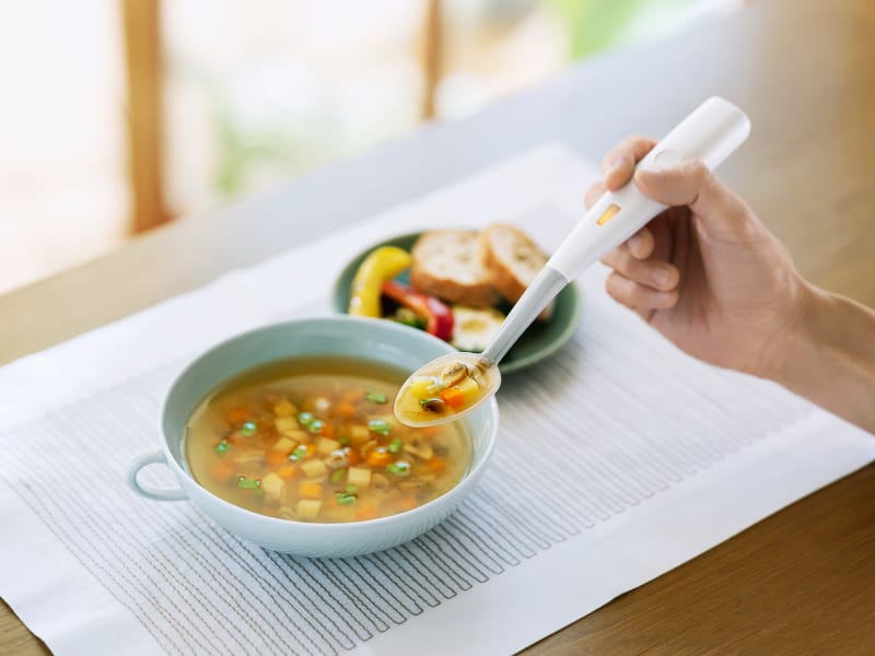 うま味増強スプーン「エレキソルト」で塩味を増強、電流スプーンで味覚