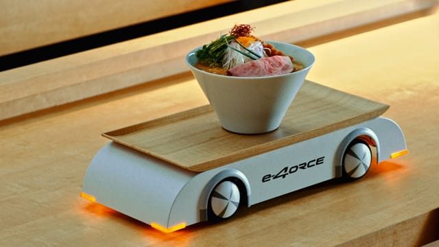 日産、スープをこぼさずラーメンを運ぶ4輪電動トレイを開発―新型車「アリア」の技術から発想
