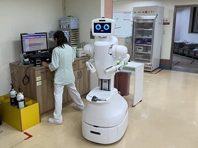 川崎重工、台湾企業の鴻海科技グループと看護師補助ロボットを共同開発―自律走行ロボット「Nyokkey」が基盤