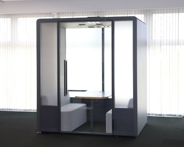 日立ら3社、使用済み太陽光パネルを家具に再利用―破砕せず板ガラスを再利用する技術を開発