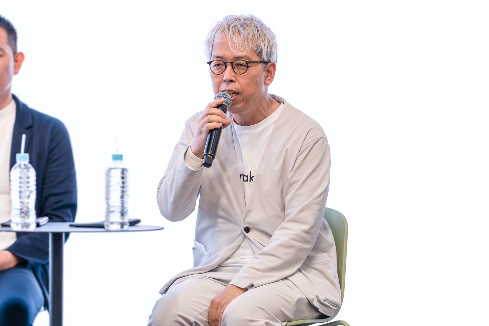 西田 誠氏|MOONRAKERS TECHNOLOGIES 株式会社 代表取締役/CEO。1993 年東レ株式会社入社。約 30 年にわたりテキスタイル事業に従事し、機能性素材のグローバルな販売・開発に携わる。2020 年、同社内にて先端素材と生活者を直接つなぐ D2C プロジェクト「MOONRAKERS」を始動。 クラウドファンディングで累計数億円の支援を集めるなど、大企業における社内起業の成功モデルを築く。 2023 年に同事業をカーブアウトし、 MOONRAKERSTECHNOLOGIES 株式会社を設立、代表取締役に就任