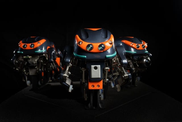 下水道管を群れで点検、クモ型ロボット「SPD1」をテムザックが開発