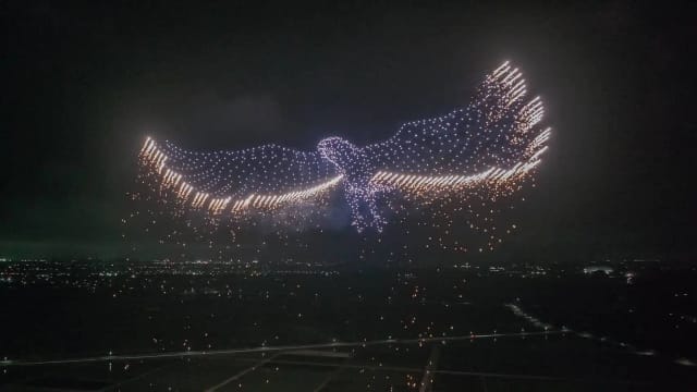 日本初、花火搭載ドローンショーのテスト飛行に成功―茨城で1,000機テスト飛行