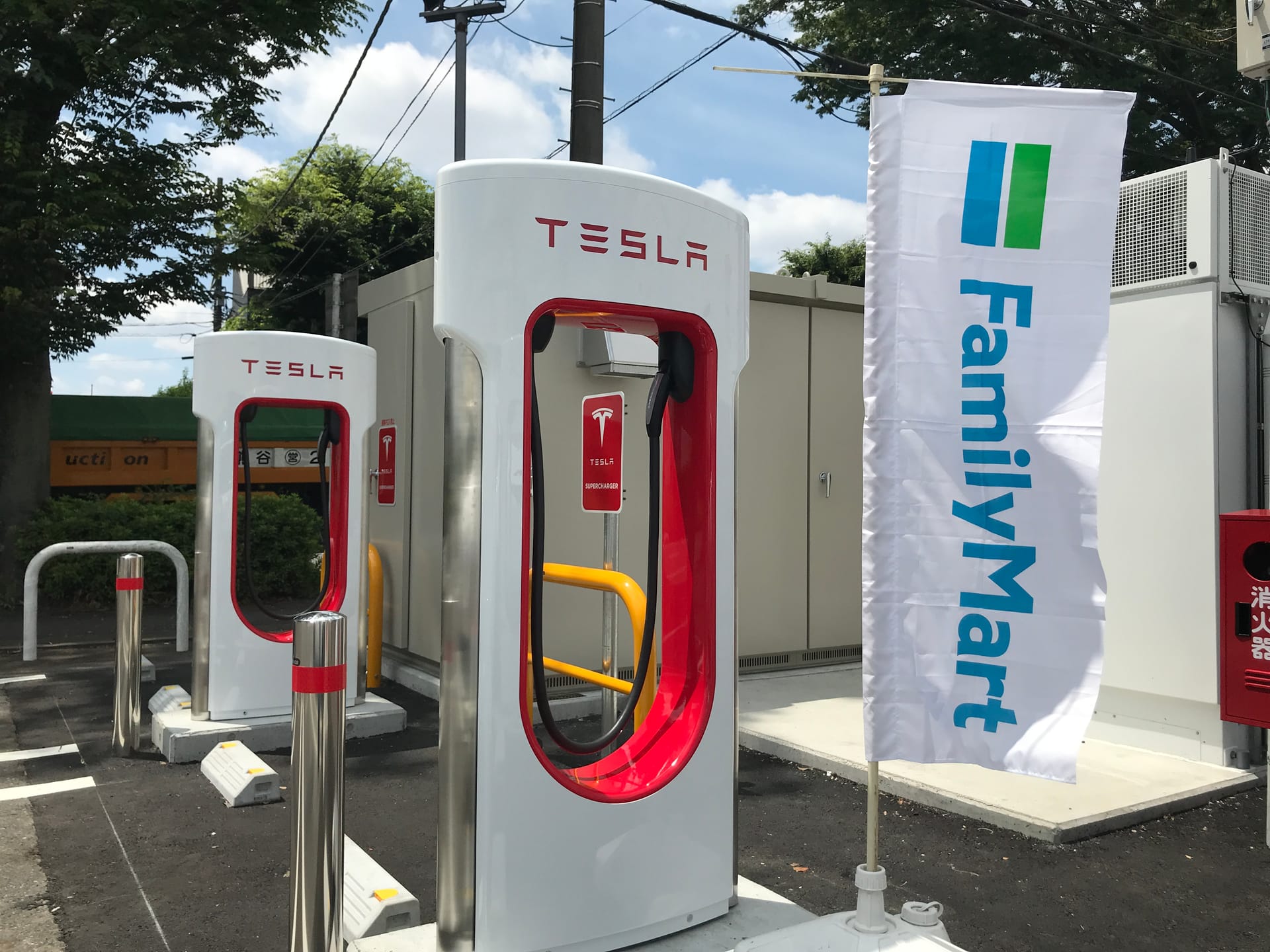 ファミマにテスラ用急速充電器を設置、国内コンビニ初導入