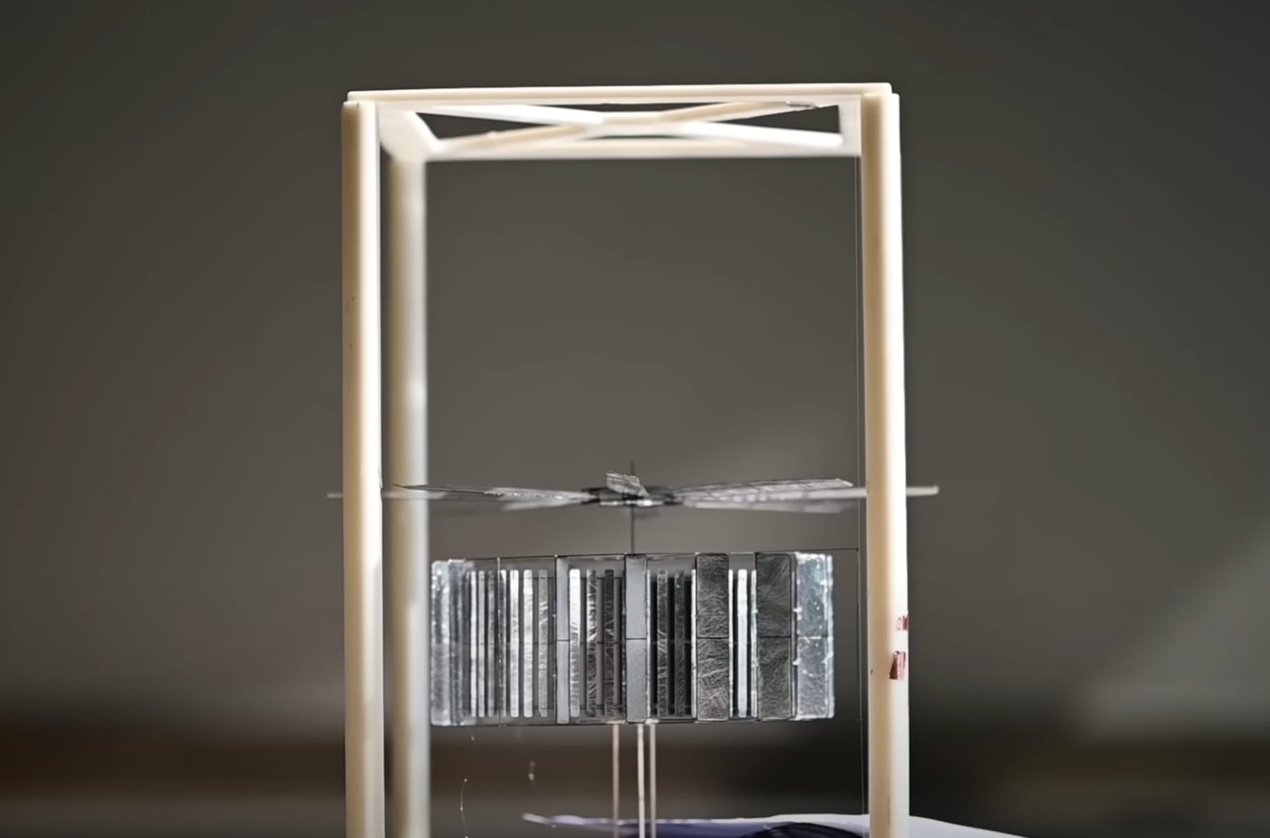 世界最軽量4.21g、太陽光発電ドローン「CoulombFly」を北京航空航天大学が開発