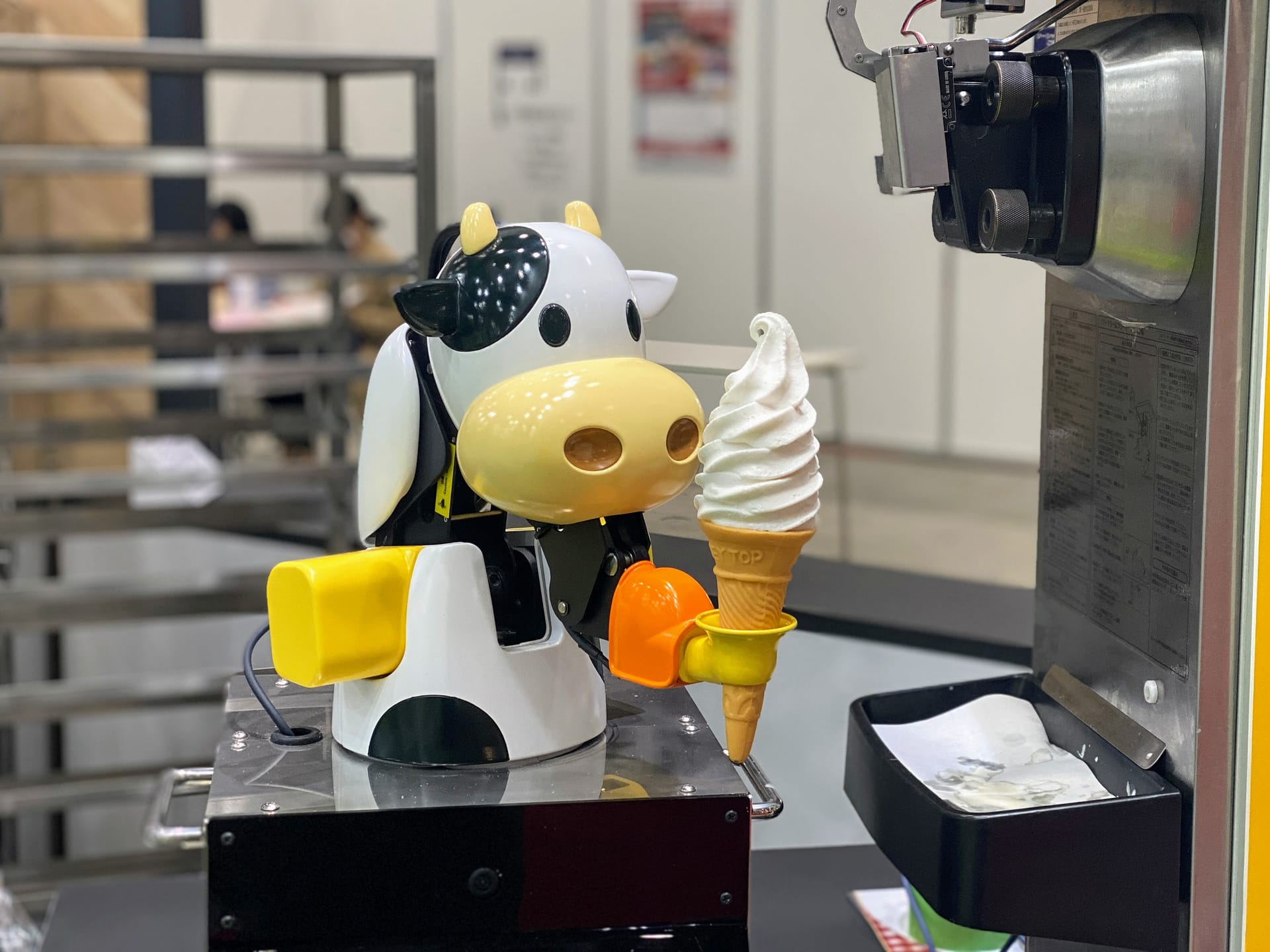 非接触型ロボットがソフトクリームを作り商品提供─コネクテッドロボティクスが実証実験開始
