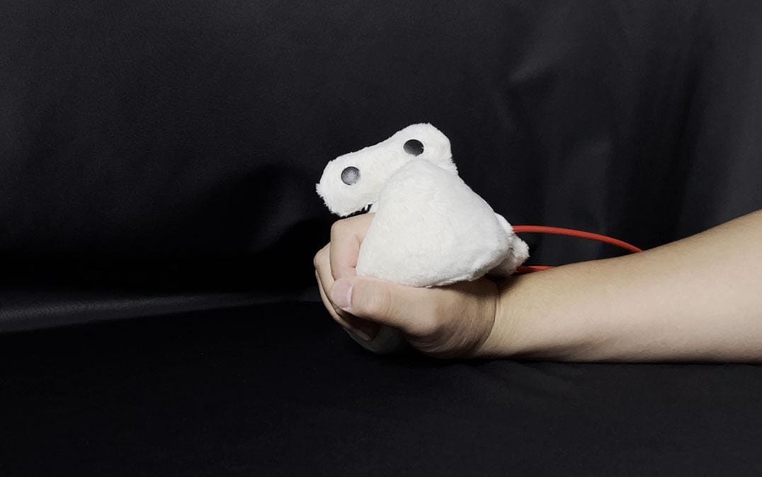 筑波大学、注射などの痛みや恐怖を和らげるウェアラブルロボットを開発 