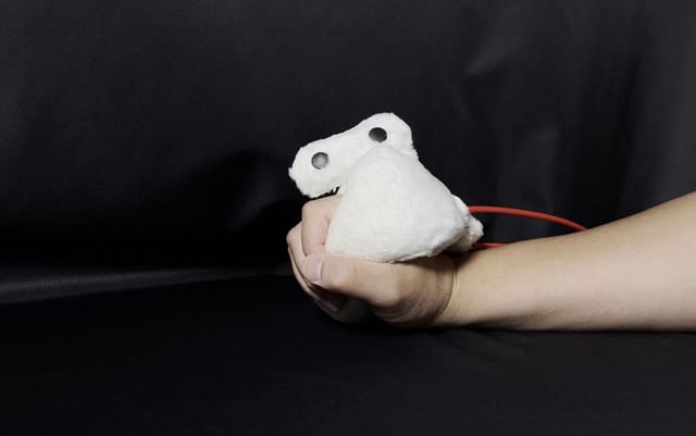 筑波大学、注射などの痛みや恐怖を和らげるウェアラブルロボットを開発