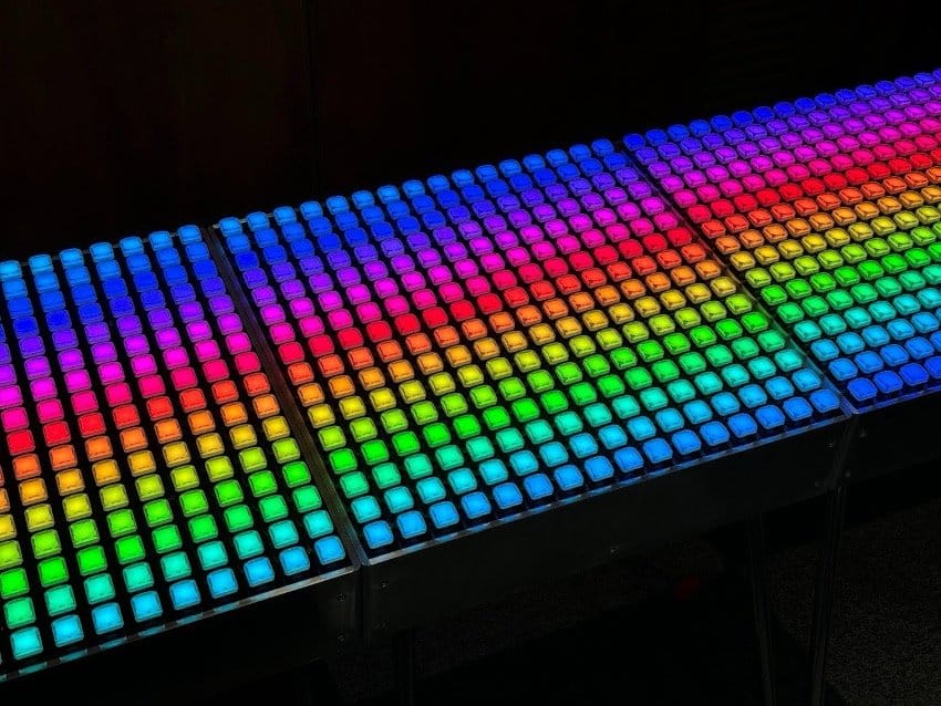 照光ボタン256個搭載、ピクセルアートも描ける座れるイス型デバイス、日テレらが開発