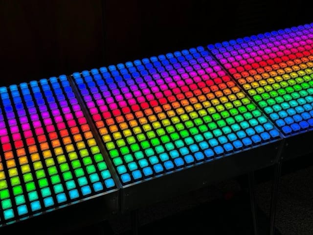 照光ボタン256個搭載、ピクセルアートも描ける座れるイス型デバイス、日テレらが開発