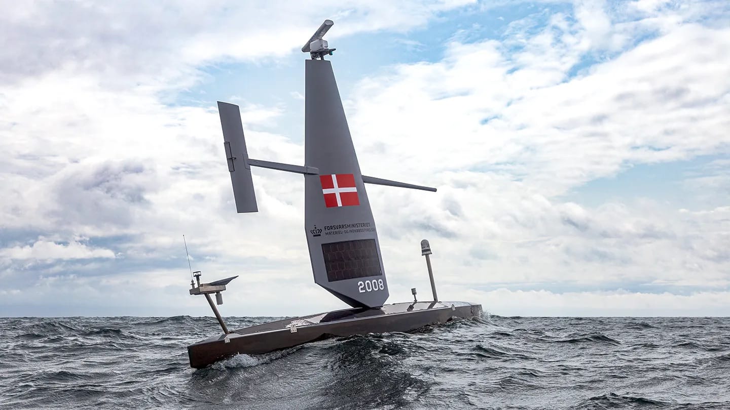 デンマーク軍、風力発電と太陽光発電を利用して航行するSaildrone製の無人水上艇を4隻投入し、運用試験を開始