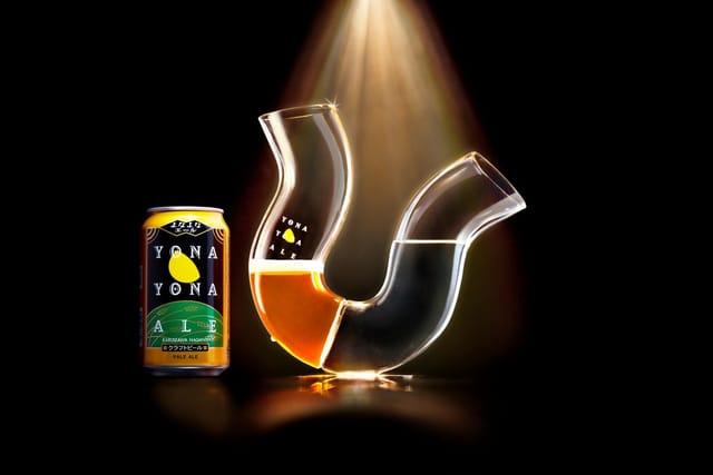 ビールだけを飲むと倒れるU字型のビアグラス